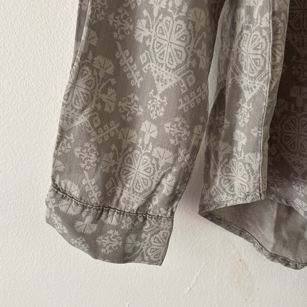 Jane and Delancey Gray Medallion Print Long Sleeve Button Down Shirt New large - Picture 3 of 4